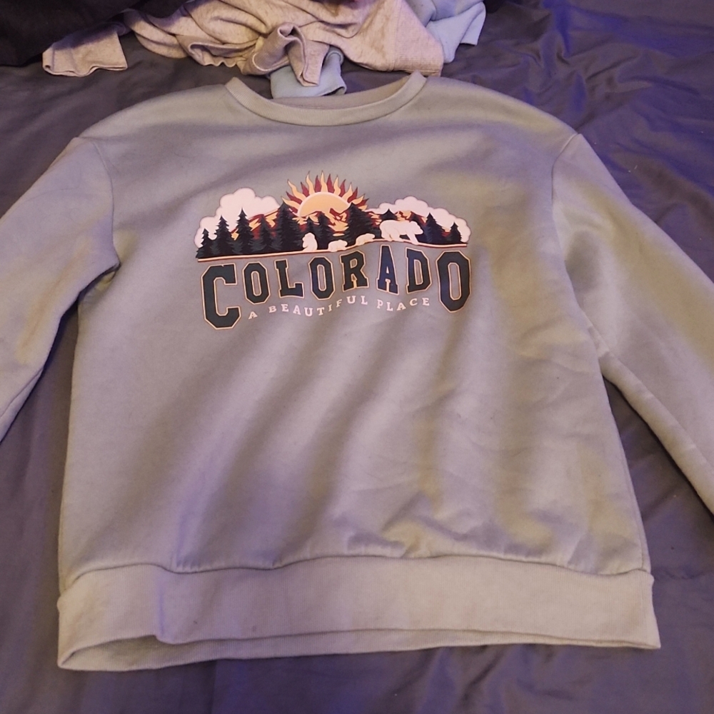 Colorado crew neck size medium in women